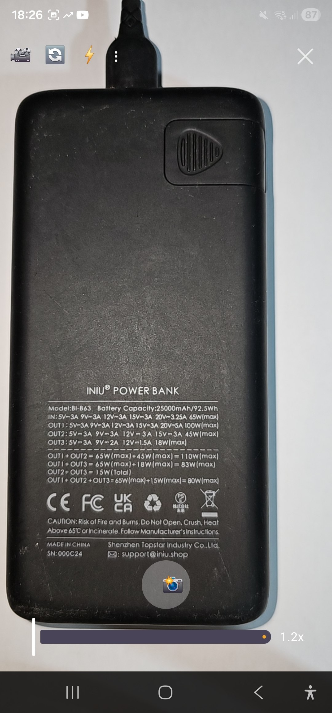 Power Bank con especificaciones técnicas a 1.2x